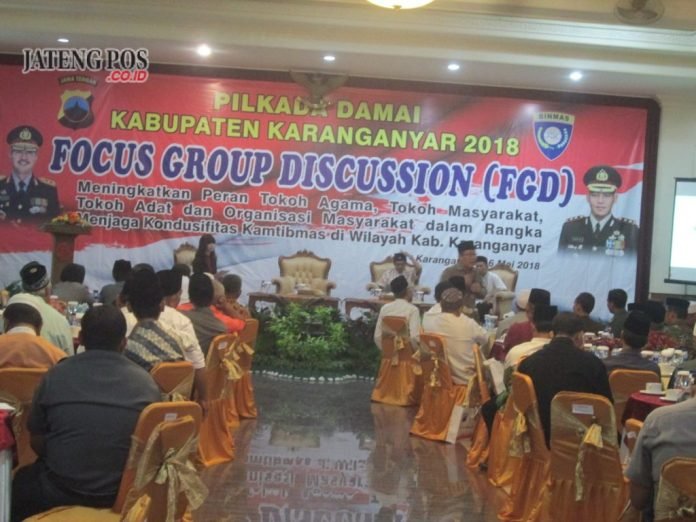 DISKUSI: Gus Dian Nafi menyampaikan pesan perdamaian saat FGD di Hotel Taman Sari Karanganyar.