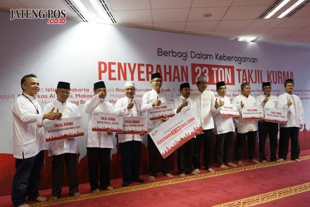 KURMA TELKOMSEL : Direktur Human Capital Management Telkomsel, Irfan A. Tachrir, secara simbolis menyerahkan kurma untuk berbagi ta'jil Ramadan kepada para imam masjid agung dari berbagai wilayah di Indonesia di Jakarta, pekan kemari. FOTO : IST/ANING KARINDRA/JATENG POS