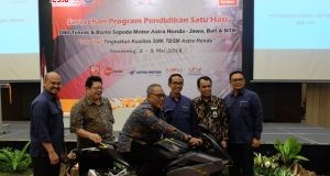 Penyerahan 1 unit CBR250RR kepada SMK 3 Muhammadiyah Weleri kepada Bapak Yusuf Darmawan selaku Kepala Sekolah.