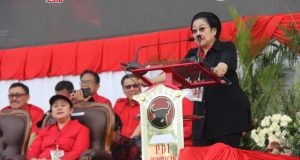 HARUS BEKERJA : Ketua Umum PDI Perjuangan Megawati Soekarno Putri saat memberikan sambutan di ajang Apel Siaga PDI Perjuangan Jawa Tengah di Stadion Manahan Solo, Jumat sore (11/5).