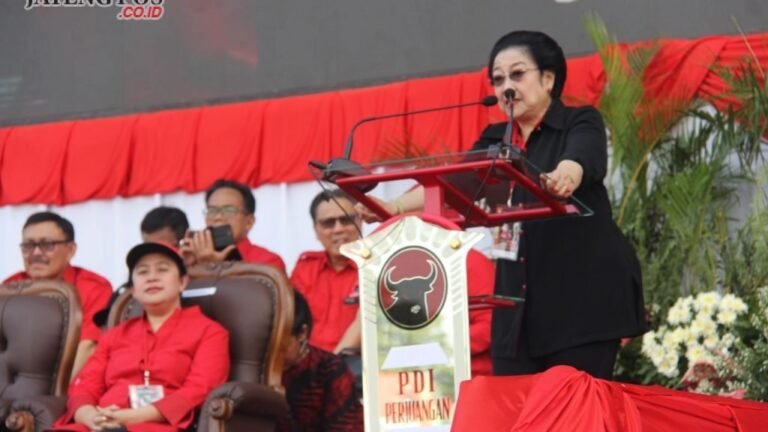 HARUS BEKERJA : Ketua Umum PDI Perjuangan Megawati Soekarno Putri saat memberikan sambutan di ajang Apel Siaga PDI Perjuangan Jawa Tengah di Stadion Manahan Solo, Jumat sore (11/5).