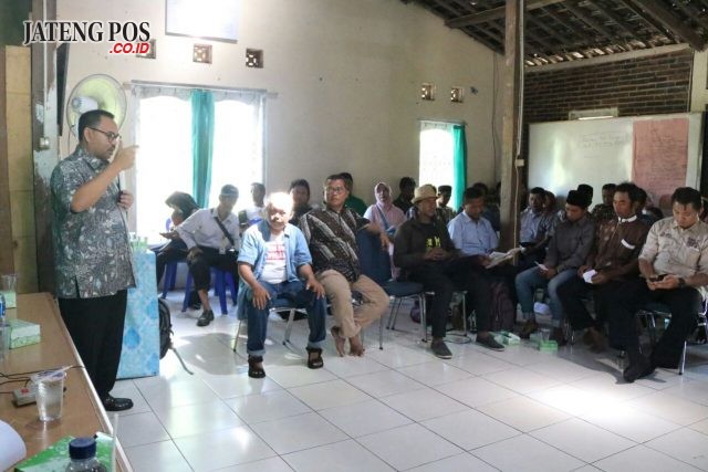 DIALOG:Cagub Jateng Sudirman Said tampak berdialog dengan petani di Salatiga, Jumat (11/5). Menurutnya, kedaulatan pangan bisa terwujud kalau pemerintahan bersih