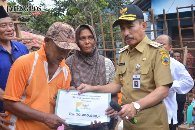 DISERAHKAN: Bupati Haryanto menyerahkan bantuan bedah rumah Baznas kepada keluarga Jurio. foto:istimewa