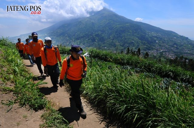 PENDAKIAN GUNUNG MERAPI DITUTUP:Sejumlah tim evakuasi gabungan melintas dijalur pendaki Gunung Merapi dengan berlatar belakang Gunung Merbabu di Selo, Boyolali, Jawa Tengah, Jumat (11/5). Menurut data Pos Pendakian Gunung Merapi Selo saat terjadi letusan freatik Gunung Merapi terdapat sedikitnya 160 pendaki berada di Gunung Merapi, dan sejanjutnya pendakian Gunung Merapi ditutup hingga batas waktu yang belum ditentukan. ANTARA FOTO/Aloysius Jarot Nugroho/aww/18.