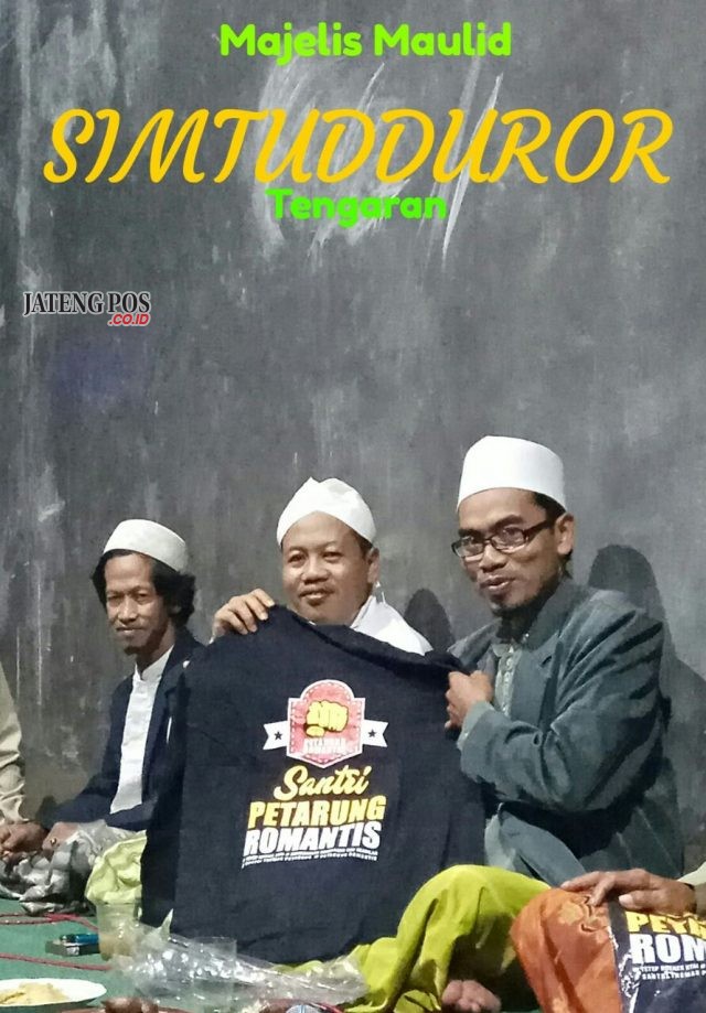 SHOLAWATAN: Asof (tengah) saat mengadakan pengajian Simtudduror yang rutin diadakan setiap bulan di kediamannya di Tengaran, Kabupaten Semarang.