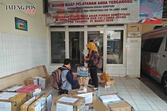 BERKEMAS : Sejumlah staf DKK Semarang mulai mengemasi berkas-berkas penting di kantornya untuk dipindahkan ke Hotel MG Setos, Semarang, Selasa (22/5).