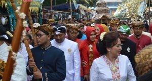 DUGDERAN : Ketua DPRD Kota Semarang H. Supriyadi bersama wakil ketua dewan H Agung Budi Margono, mengikuti prosesi dugderan di halaman Masjid Kauman Johar Semarang.