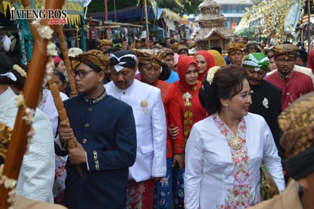 DUGDERAN : Ketua DPRD Kota Semarang H. Supriyadi bersama wakil ketua dewan H Agung Budi Margono, mengikuti prosesi dugderan di halaman Masjid Kauman Johar Semarang.