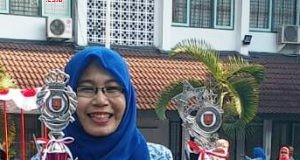 PRESTASI LAGI : Dr Nur Zaidah MPd guru SMPN 8 Kota Semarang berhasil meraih prestasi dan membawa piala serta penghargaan.