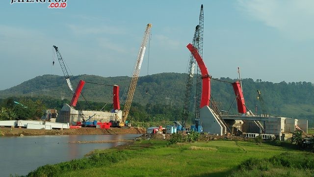 KEJAR TARGET: Pemasangan jembatan plat baja lengkung di jembatan Kalikuto terus dikebut pengerjaannya agar H-10 lebaran sudah bisa dilalui pemudik
