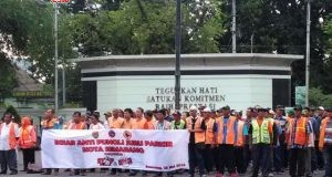 APEL BERSAMA : Ratusan juru parkir (jukir) di tepi jalan umum Kota Semarang saat mengikuti apel bersama menolak pungli perparkiran di halaman balaikota Semarang.