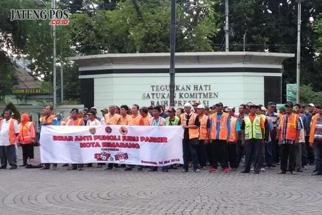 APEL BERSAMA : Ratusan juru parkir (jukir) di tepi jalan umum Kota Semarang saat mengikuti apel bersama menolak pungli perparkiran di halaman balaikota Semarang.