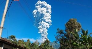 MELETUS:Penampakan asap putih Gunung Merapi dari Boyolali. Gunung Merapi meletus freatik, mengeluarkan suara gemuruh disertai asap setinggi 5 kilometer dan getaran pada Jumat (11/5) sekitar pukul 07.40 WIB