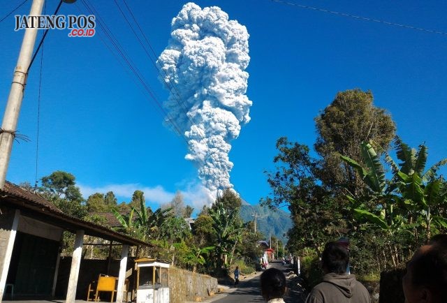 MELETUS:Penampakan asap putih Gunung Merapi dari Boyolali. Gunung Merapi meletus freatik, mengeluarkan suara gemuruh disertai asap setinggi 5 kilometer dan getaran pada Jumat (11/5) sekitar pukul 07.40 WIB