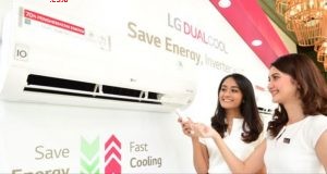 Beberapa produk baru AC LG Dual Cool Series dikenalkan oleh seorang model. dok/Jateng Pos