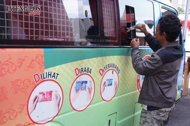 TUKAR UANG : Warga menukarkan uang pecaran baru di mobil kas keliling yang diselenggarakan Bank Indonesia Jawa Tengah bekerjasama dengan perbankan di Stadion Trilomba Juang Semarang, Senin (21/5). Pras WD/ Jateng Pos