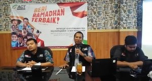 LAYANI UMAT: Branch Manager ACT Jateng Sri Suroto (tengah) paparkan program Ramadhan di Resto Khoja Semarang, kemarin.