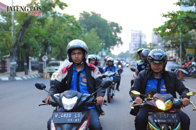 Organisasi Supra Semarang (OSRAM), Paguyuban Honda Semarang (PHaS), dan komunitas lainnya saat melakukan konvoi di kota Semarang