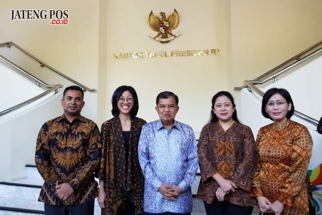 Wakil Presiden RI, Jusuf Kalla; Menteri Koordinator Bidang Pembangunan Manusia dan Kebudayaan RI, Puan Maharani selaku Saksi Penandatanganan Kemitraan bersama dengan Marketing Director Coca-Cola Amatil Indonesia, Lakshman Peiris (kiri); National Contact Center Manager Coca-Cola Amatil Indonesia, Dian Habsari (kedua dari kiri); Public Affairs-Communications-Sustainability Director Coca-Cola Amatil Indonesia, Lucia Karina (kanan). FOTO : DOK/JATENGPOS