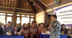 Peduli Disabilitas: Anggota DPR/MPR RI Drs.H. Fadholi saat mensosialisasikan nilai-nilai kebangsaan kepada para penyandang tuna netra se- Kabupaten Semarang. ( foto : dekan bawono/ jateng pos).