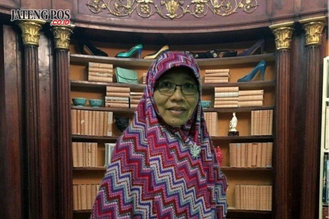 Dra.Nur Syamsiah Guru Bahasa Inggris SMP N1 Sayung, Demak