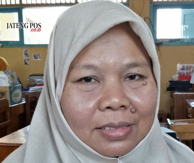 Titik Iswati, S.Pd Guru kimia SMK Negeri 1 Gondang