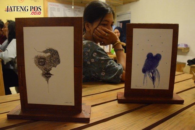 Beberapa karya seni dari Ikka Ilalang yang dipamerkan di Kedai Seekos dapat dinikmati pengunjung dengan sangat dekat. (AHMAD KHOIRUL ASYHAR/JATENG POS)