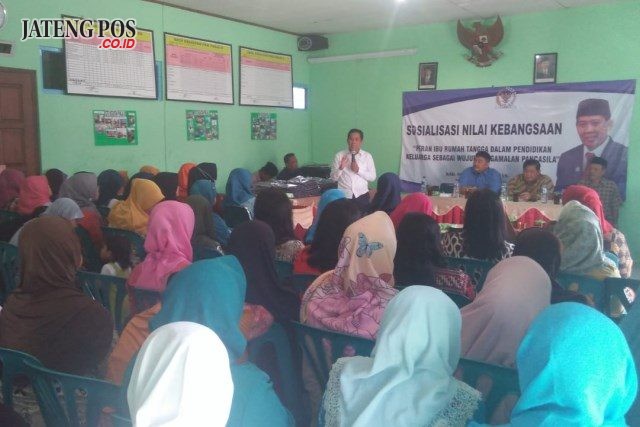 Nilai Kebangsaan : Anggota DPR/MPR RI Drs.H. Fadholi saat mensosialisasikan nilai-nilai kebangsaan kepada kaum ibu. ( foto : dekan bawono/ jateng pos).