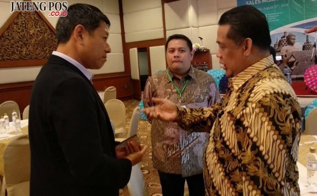 Wakil Ketua Tim Percepatan Wisata Sejarah, Religi, Tradisi dan Budaya Kemenpar Tendi Nuralam (kanan), berbincang dengan Managing Director Global Tour Chiang Mai Jessada Owatwaroj, di Furama Hotel Chiang Mai,Senin (27/8).