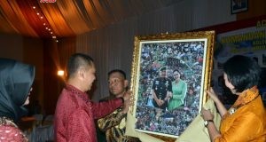 Tugas Baru : Kolonel ( Inf) Joni Pardede bersama istri menerima kenang-kenanan berupa foto kegiatan bersama istri yang dibingkai dalam pigura. ( foto : dekan bawono/ jateng pos).