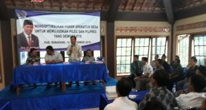 Konsisten : Anggota DPR/MPR RI saat sosialisasi di hadapan aparat desa terkait Pemilu yang demokratis. ( foto : dekan bawono/ jateng pos).