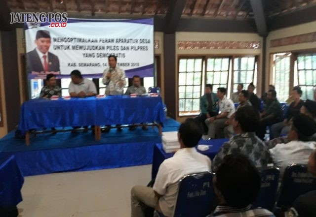 Konsisten : Anggota DPR/MPR RI saat sosialisasi di hadapan aparat desa terkait Pemilu yang demokratis. ( foto : dekan bawono/ jateng pos).