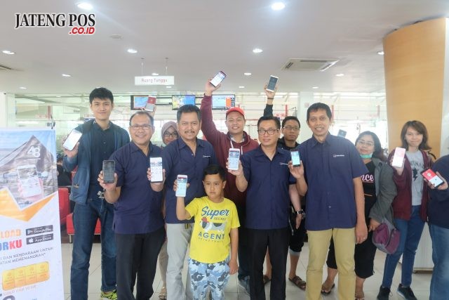 Aplikasi baru Astra Motor : Jajaran manajemen Astra Motor Jateng berfoto bersama para konsumen yang sudah mengunduh aplikasi Motorku saat Hari Pelanggan Nasional di Dealer Astra Motor Gajahmada Semarang. (ka-ki) Erie Kurnia HC3 Region Head Astra Motor Jateng, Sukamto Margono Marketing Region Head Astra Motor Jateng, Toto Koes Retail Region Head Astra Motor Jateng, Haidir Alam Administration Region Head Astra Motor Jateng.