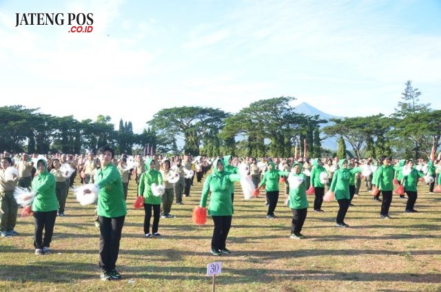 Gemu Famire : Anggota Persit Kartika Chandra Kirana Koorcab Rem 073 IV/Diponegoro ikut berpartisipasi dalam tarian massal Gemu Famire di lapangan Ambarawa. ( foto : dekan bawono/ jateng pos).