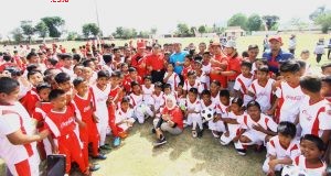 Keceriaan dalam pembukaan program Coke Kicks 2018 di Stadion Wujil, Ungaran Minggu (16/09). FOTO : RENDRA WIJAYA/JATENGPOS