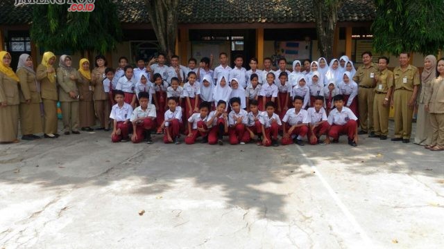 KOMPAK : Kepala SDN Kedungmundu Kecamatan Tembalang Siti Maesaroh bersama jajaran guru foto bersama di halaman sekolah belum lama ini.