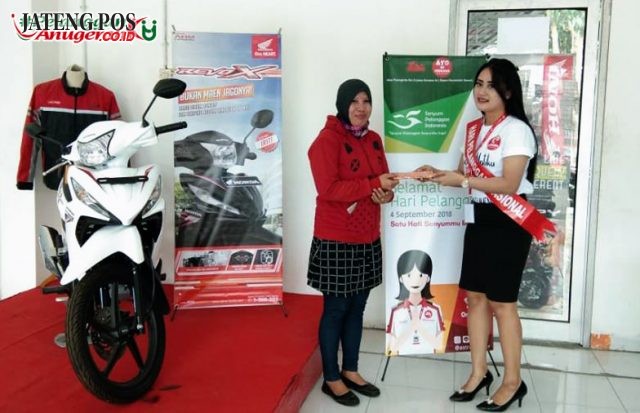 Hari pelanggan Nasional : Salah satu dealer Motor Honda mengapriasi kepada salah satu pelanggan .