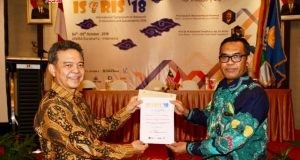 Ir H. Solichul Hadi (Ketua YAPERTIB) dan juga Dosen UNIBA Surakarta menerima penghargaan best paper ISoRIS'18 dari ketua penyelenggara Dr Supawi Pamenang.