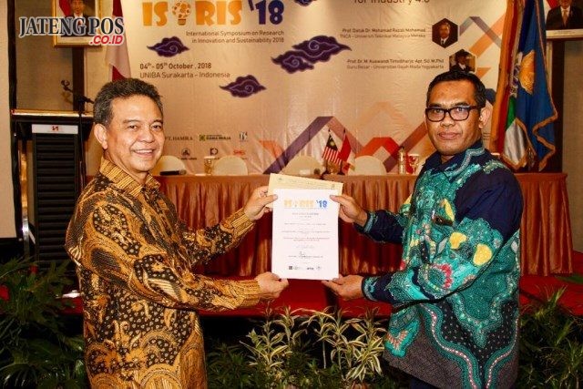 Ir H. Solichul Hadi (Ketua YAPERTIB) dan juga Dosen UNIBA Surakarta menerima penghargaan best paper ISoRIS'18 dari ketua penyelenggara Dr Supawi Pamenang.