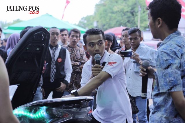 Kegiatan Menarik dari Astra Motor Jateng Meriahkan Kota dan Kab. Pekalongan : Games kekompakan untuk para bikers dalam kegiatan New CB150R Streetfire Touring Wisata Bahari. (14/10)