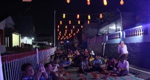 Suasana peresmian kampung tematik mandiri "Kampung Lampion Rorojonggrang". Sepanjang Jalan Rorojonggrang I dihias dengan lampion berbahan botol plastik bekas. (AHMAD KHOIRUL ASYHAR/JATENG POS)