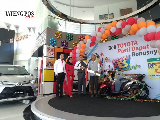 NASMOCO YES- Maryoto, warga Kalicari Semarang, mendapatkan sepeda motor setelah melakukan pembelian Toyota Calya tipe G M/T di Nasmoco Siliwangi Semarang, pada Sabtu (6/10), dalam program Nasmoco YES. FOTO : IST/ANING KARINDRA/JATENG POS