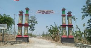 Gerbang pintu masuk menuju Desa Gilirejo Baru di kawasan Waduk Kedungombo. Foto : ARI SUSANTO / JATENG POS