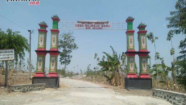 Gerbang pintu masuk menuju Desa Gilirejo Baru di kawasan Waduk Kedungombo. Foto : ARI SUSANTO / JATENG POS