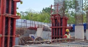 APARTEMEN- Sejumlah pekerja tengah melakukan proses pembangunan apartemen di Cordova Edupartment Banyumanik Semarang, kemarin. FOTO : IST/ANING KARINDRA/JATENG POS