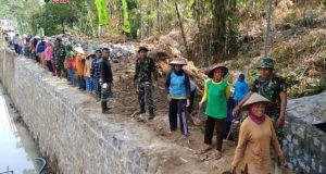 Kebersamaan TNI dan Warga saat bergotong royong bangun embung di Desa Sukorejo. Foto: ARI SUSANTO / JATENG POS