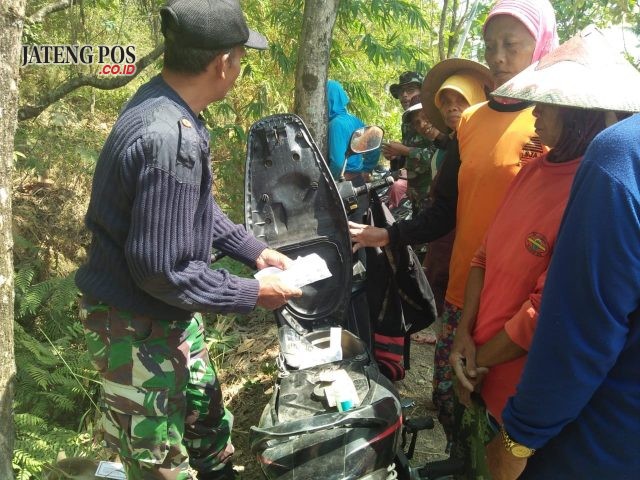 Warga saat antri berobat bersama layanan kesehatan TMMD di Desa Sukorejo, sambirejo, Sragen. Foto: ARI SUSANTO/JATENG POS