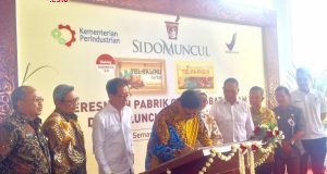 PERLUASAN PABRIK- Menteri Perindustrian RI, Airlangga Hartarto, melakukan penandatanganan prasasti Peresmian Perluasan Pabrik Cairan Obat Dalam (COD), disaksikan Direktur Sido Muncul, Irwan Hidayat, Kepala Balai POM RI, Penny K. Lukito, dan tamu undangan lainnya, Kamis (25/10). FOTO : ANING KARINDRA/JATENG POS