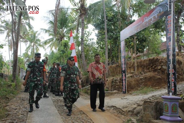 Tim Waaster saat mengecek seluruh kegiatan TMMD di Sukorejo, Sragen. FOTO ARI SUSANTO/JATENG POS