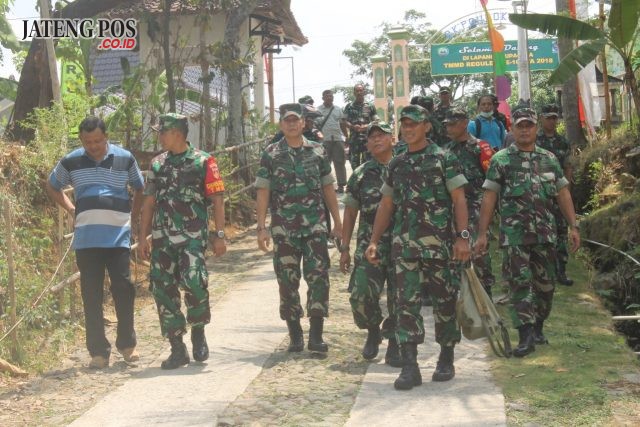 INSPEKSI: Sejumlah proyek TMMD Sragen di cek langsung tim Wasev Itdam IV/ Dip. Foto ARI SUSANTO/ JATENGPOS